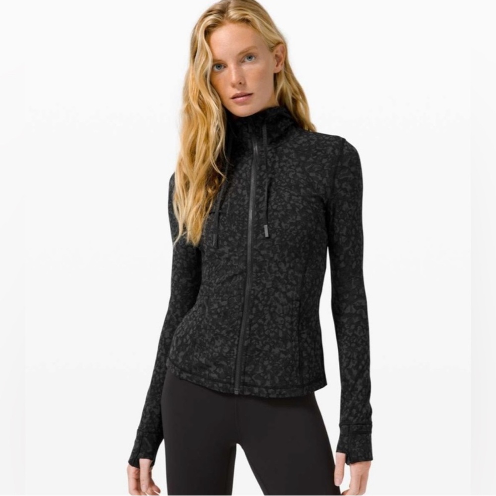 Lululemon hooded define jacket in nulu material very good condition!!